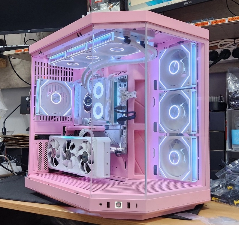 고성능 핑크 게이밍 PC (라이젠 7 7800X3D & RTX 5070 & RAM 32GB) 이미지
