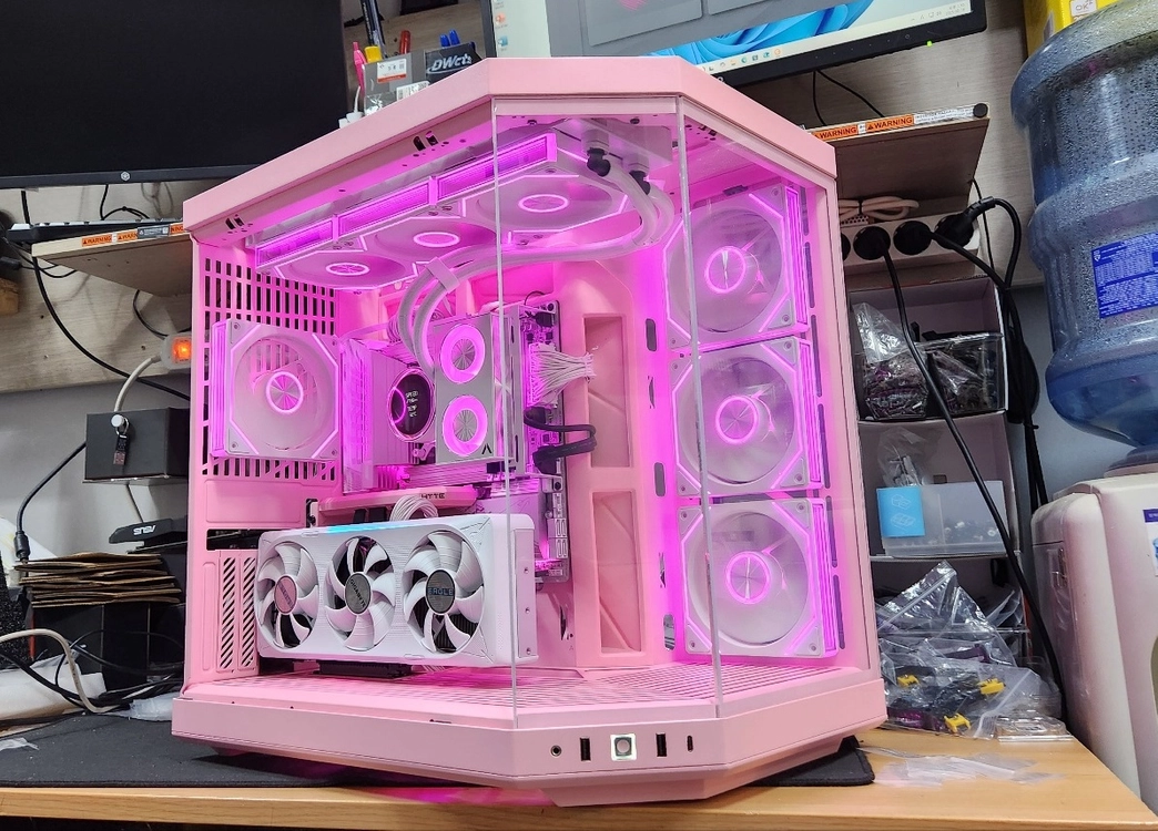 고성능 핑크 게이밍 PC (라이젠 7 7800X3D & RTX 5070 & RAM 32GB) 이미지