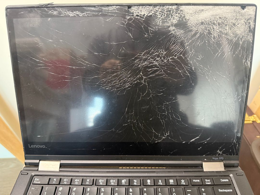 박살난 레노보 씽크패드 Yoga370 부품용--2