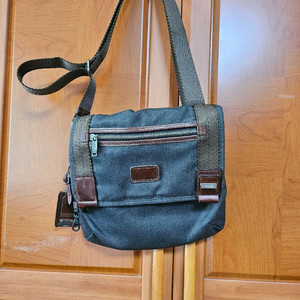 투미크로스백 정품입니다