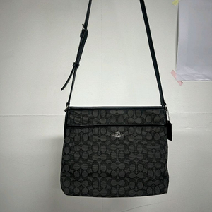 코치 시그니처 블랙 크로스백