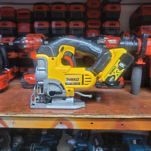 [정품]디월트충전직쏘 DCS331 배터리까지 A급