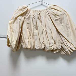 앤아더스토리즈 크롭 블라우스