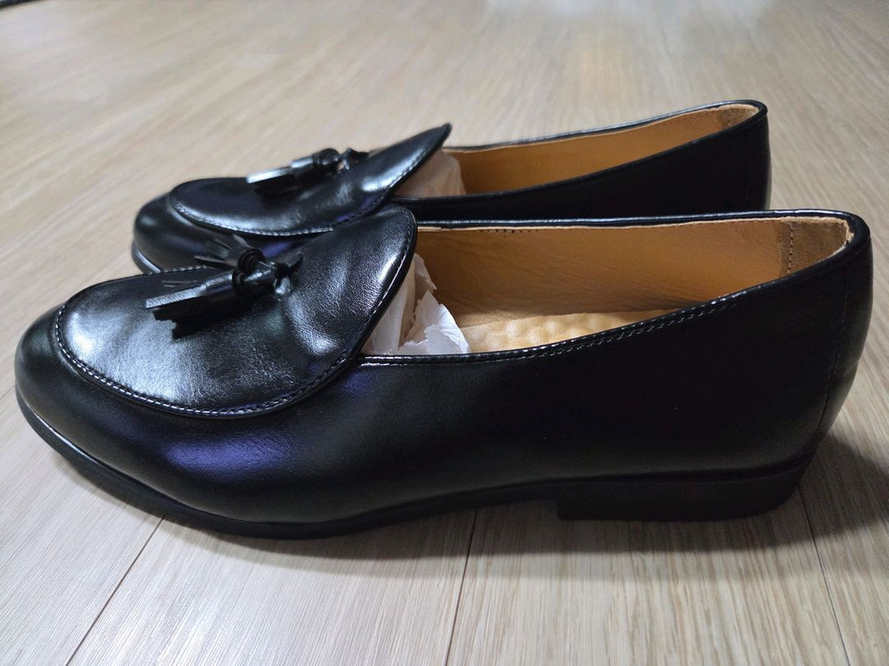 [새제품] 여성용 블랙 태슬 로퍼 (250 사이즈)--1