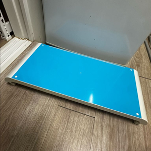 파란색 받침대