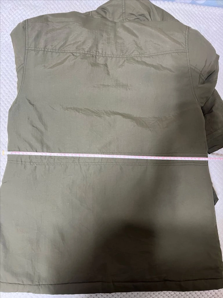 카키색 야상 스타일 패딩 점퍼 이미지