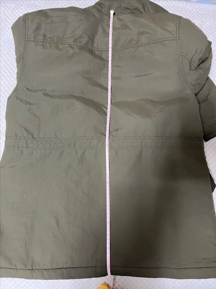 카키색 야상 스타일 패딩 점퍼 이미지