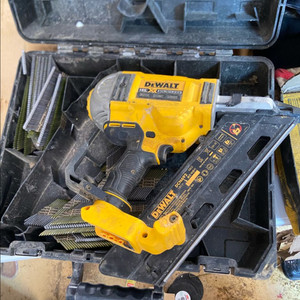 디월트 타정기 타카 네일러 DCN692