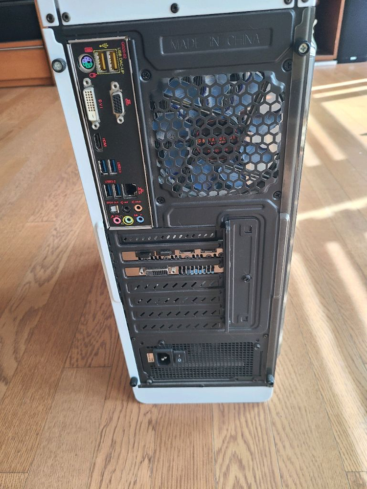 i7 본체와 전용키보드, 모니터--5