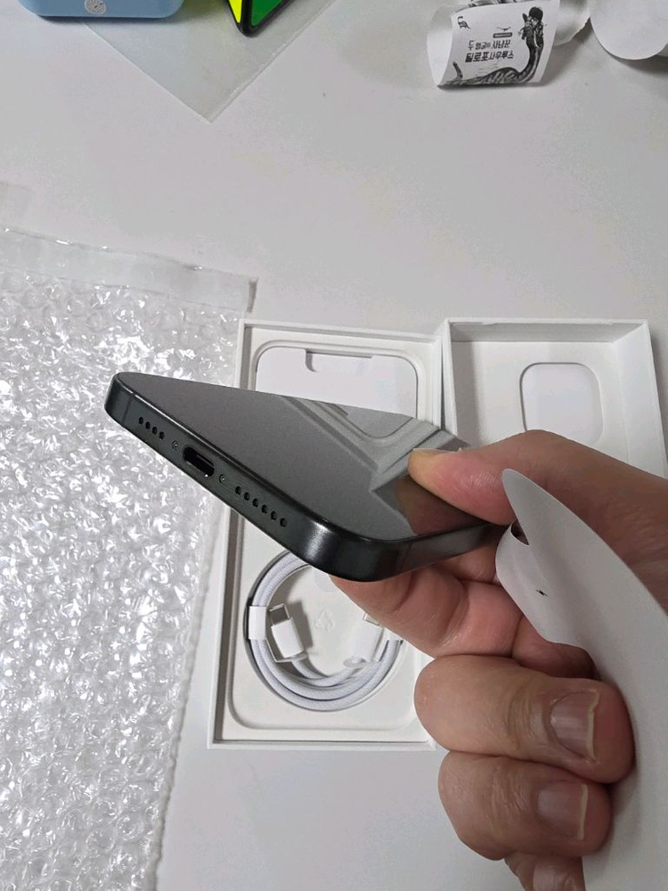 아이폰15프로맥스 256 블랙티타늄 리퍼새상품팝니다--3