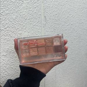 클리오 섀도우 프로 아이팔레트 15호 캔버스 위 봄 햇살