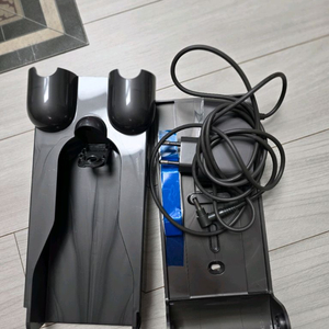 다이슨 청소기 V11 충전 거치대와 어댑터 이미지