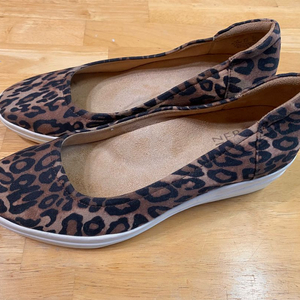 네츄럴라이저 레오파드 펌프스 235