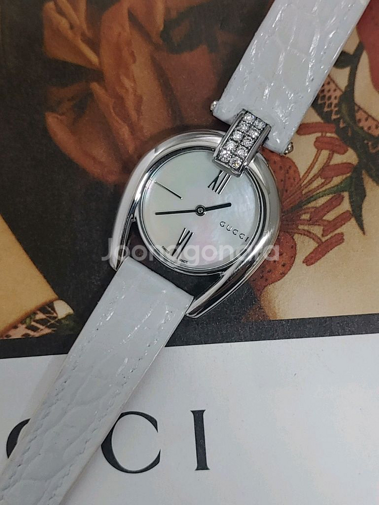 구찌 12P 다이아 자개판 여성용시계--1
