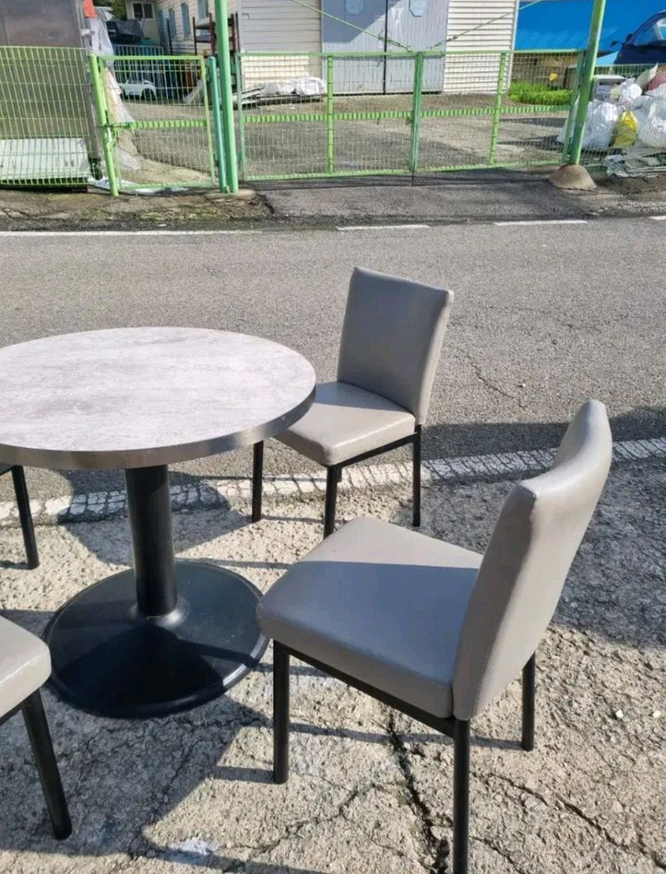 원탁 테이블 의자4개 세트 이미지