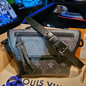 루이비통 퍼렐 이클립스 펄스 웨어러블 월릿 크로스백