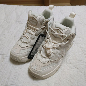 데상트 몬타나럭스 신발팔아요(230)