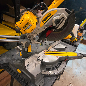 디월트 DCS727n 10인치 무선 각도절단기