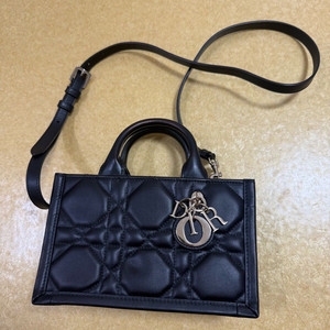 디올 북토트 미니 레더 블랙 판매! 이미지