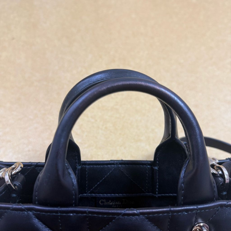 디올 북토트 미니 레더 블랙 판매! 이미지