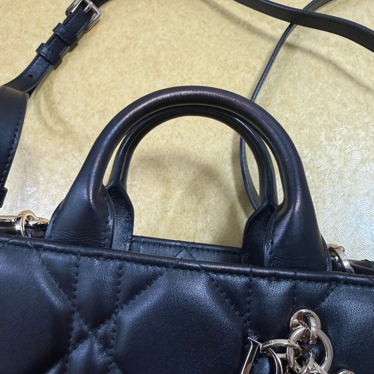 디올 북토트 미니 레더 블랙 판매! 이미지