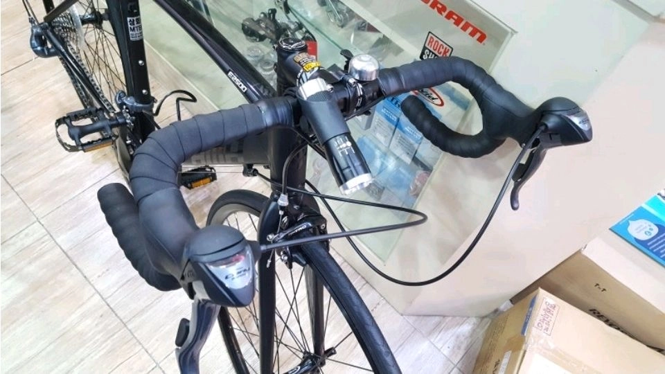 엘파마 E2500 클라리스 로드 20만원 - 안심되는 중고거래