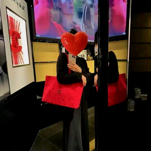(정품)샤넬 뷰티 에코백 레드까멜리아 에코백&숄더백 새제품 이미지