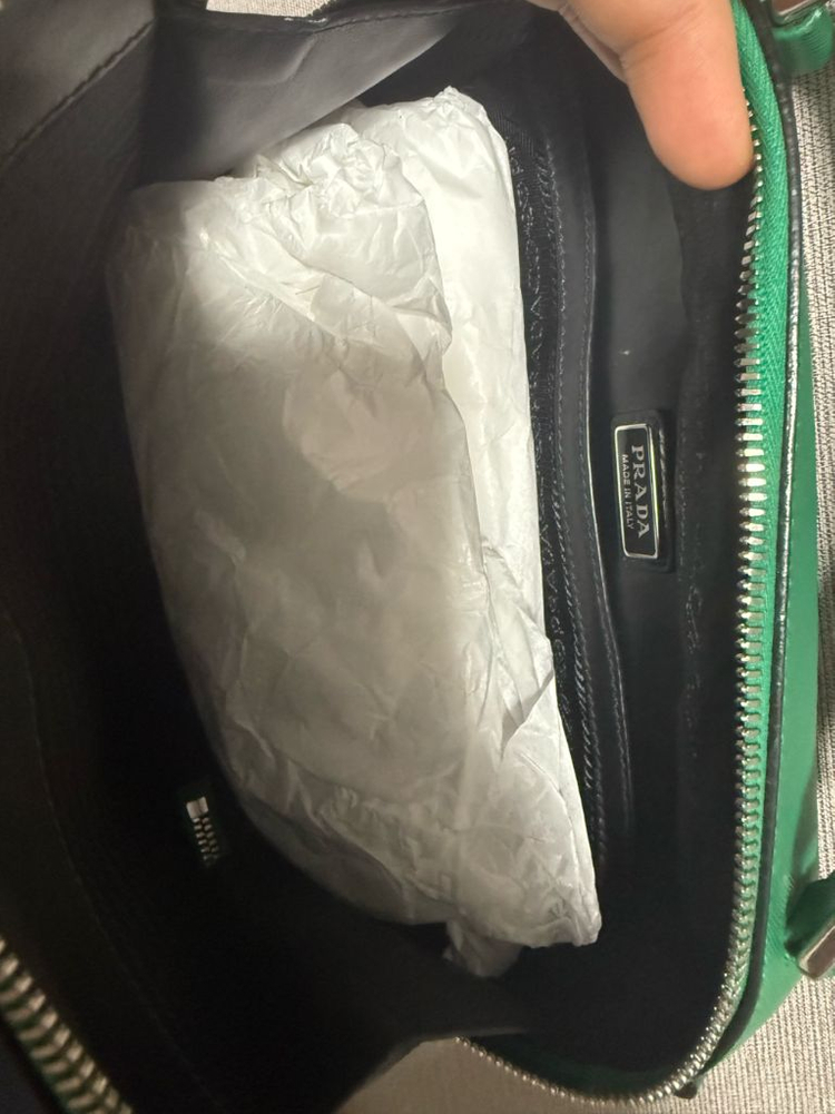 프라다 사피아노 레더 클러치백 이미지