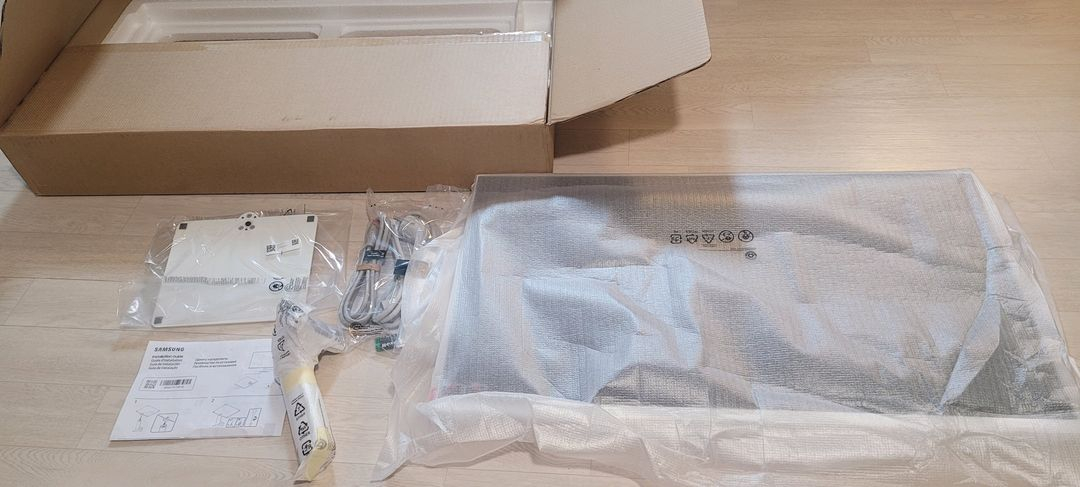 삼성 스마트 TV 32인치 + 오베닉 이동형 모니터 거치대 이미지