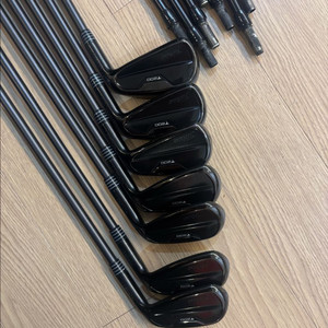 타이틀리스트 T200 한정판 블랙에디션 아이언세트 골프채 팝니다.