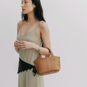 아뜰리에 드 루멘 파니에 토트백 (탄브라운)