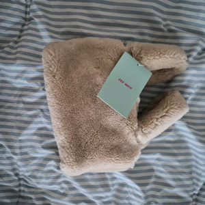 에떼메르x프린지 리얼 시어링 테디 토트백 연베이지