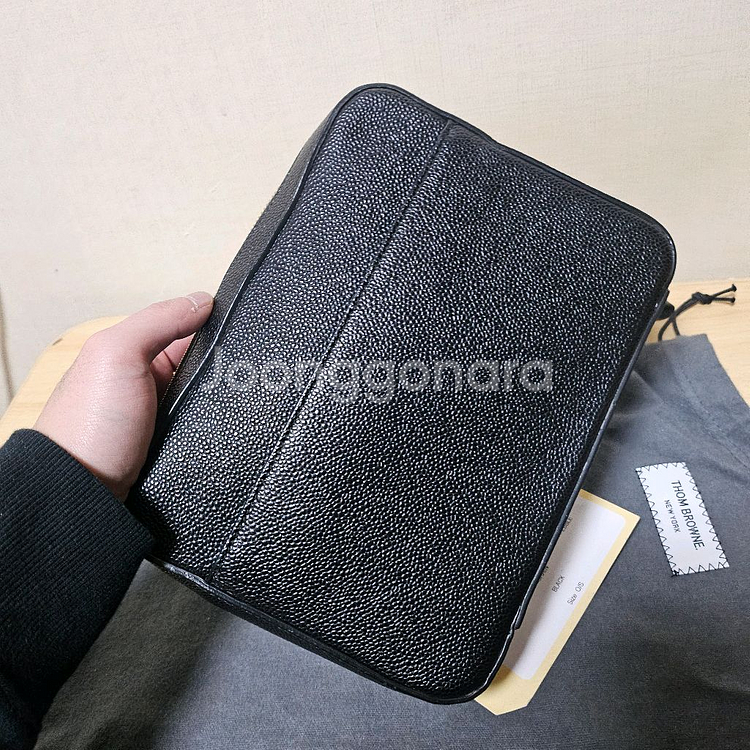 톰브라운 스트랩 클러치백--4