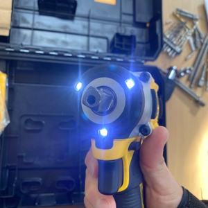 디월트 임팩렌치 DCF922 세트(본체, 배터리2, 충전기, 케이스)