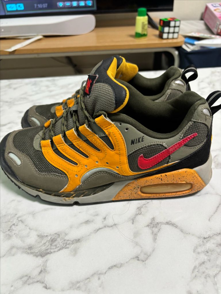 나이키 에어맥스 휴마라 카고카키 255--1