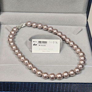 파스텔톤의 핑크 핵진주 목걸이