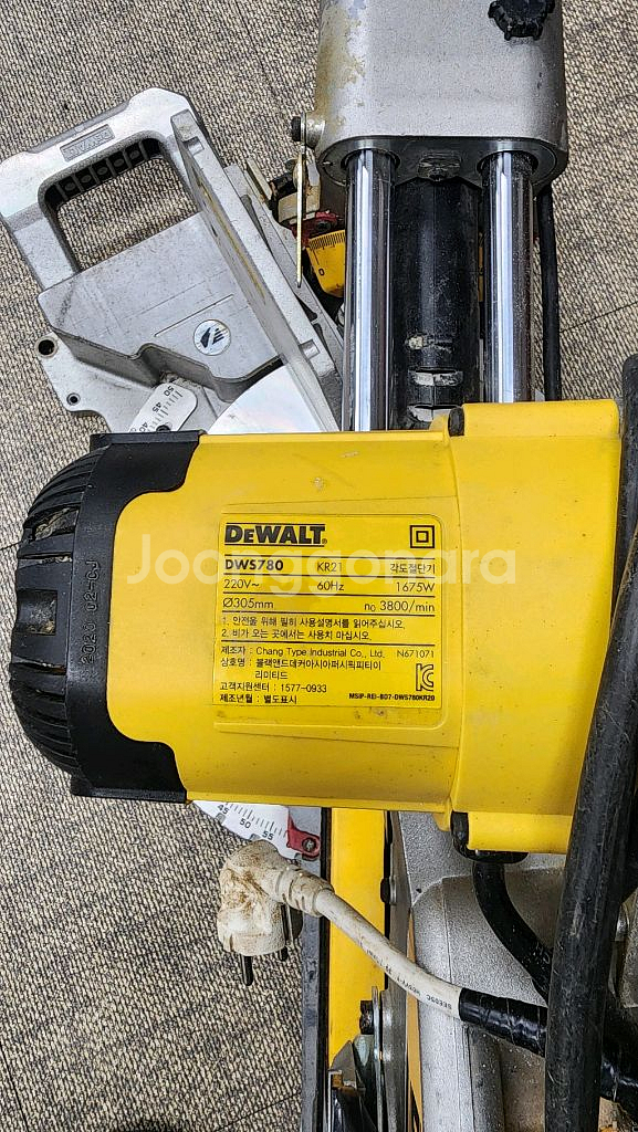 디월트 DWS780 12인치 슬라이딩 각도절단기--0