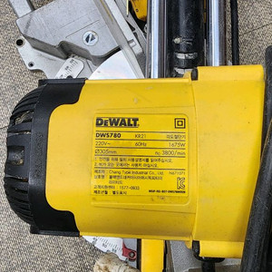 디월트 DWS780 12인치 슬라이딩 각도절단기