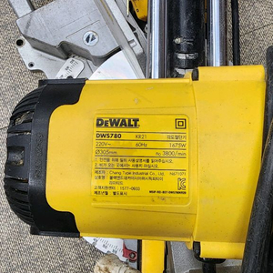 디월트 DWS780 12인치 슬라이딩 각도절단기