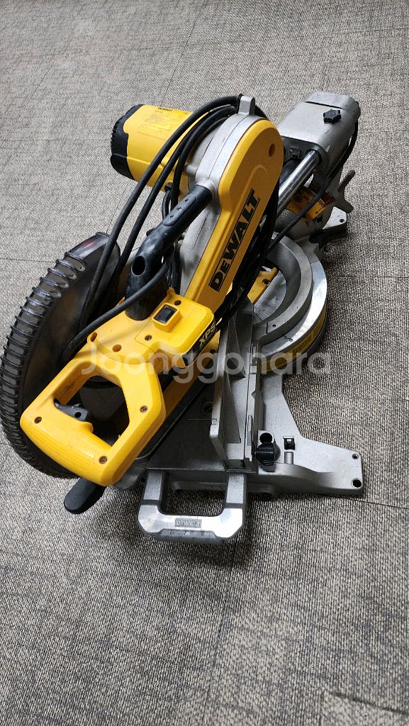 디월트 DWS780 12인치 슬라이딩 각도절단기--1