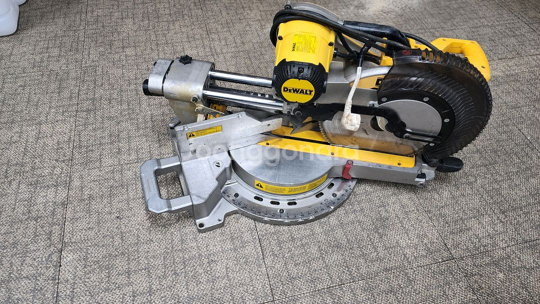 디월트 DWS780 12인치 슬라이딩 각도절단기--2