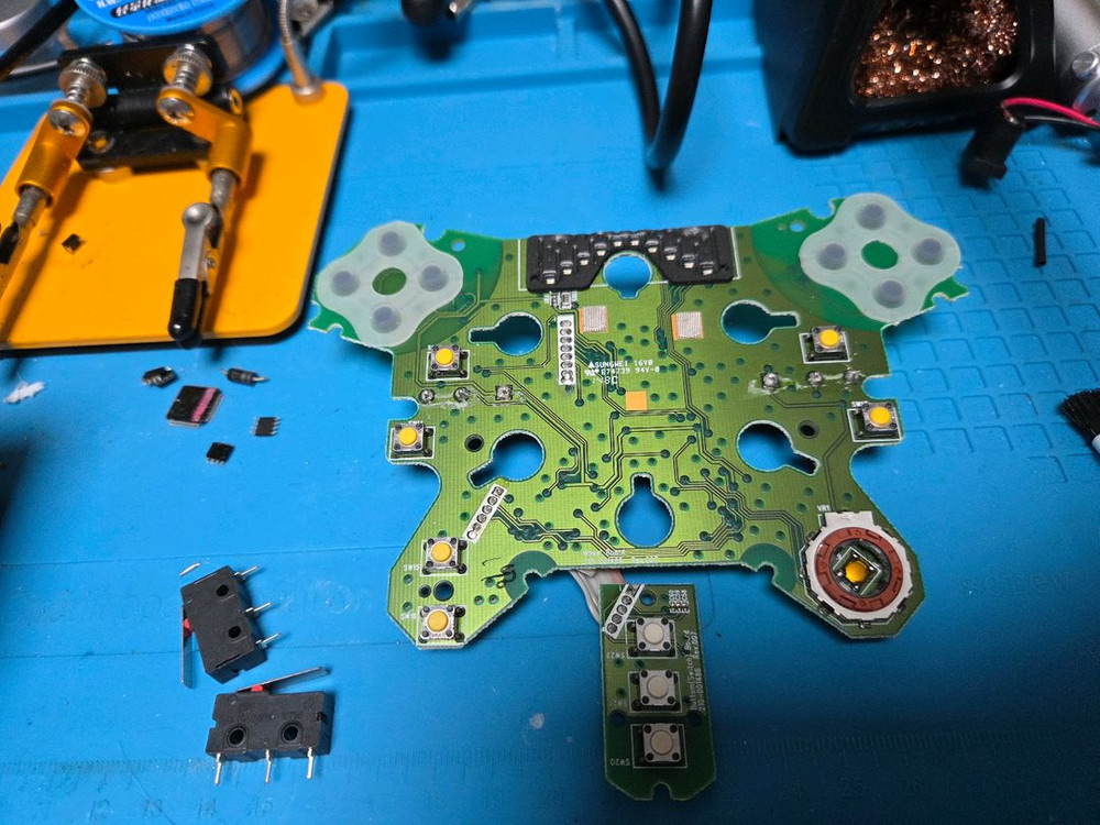 로지텍 레이싱휠 g29 두세트 각각 판매합니다--1