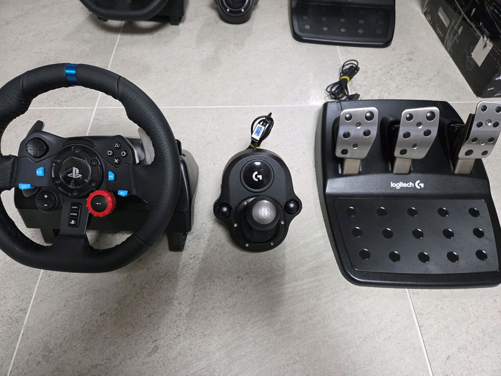 로지텍 레이싱휠 g29 두세트 각각 판매합니다--5
