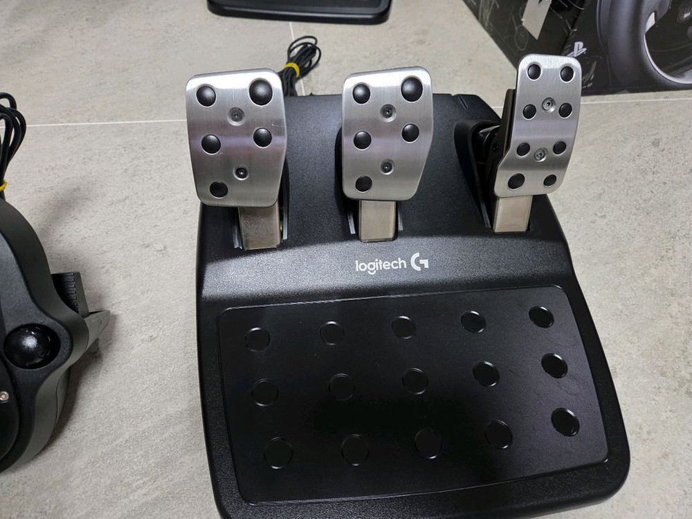 로지텍 레이싱휠 g29 두세트 각각 판매합니다--8