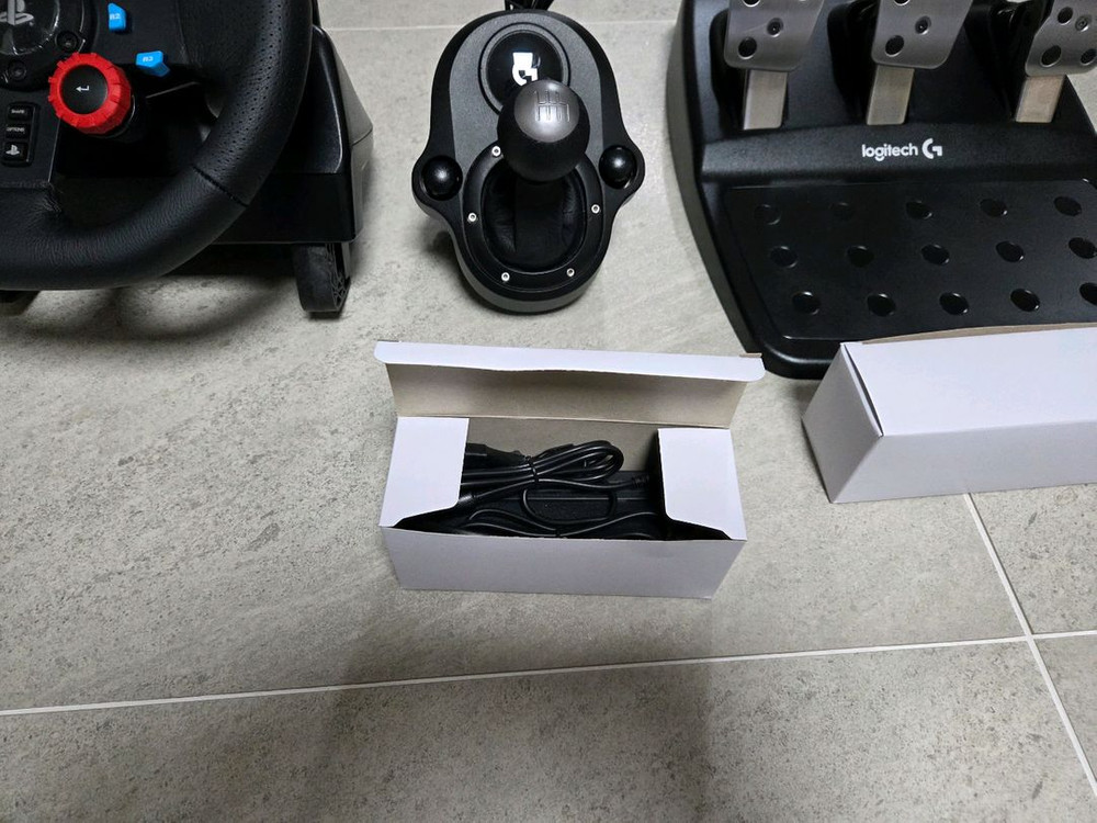 로지텍 레이싱휠 g29 두세트 각각 판매합니다--9
