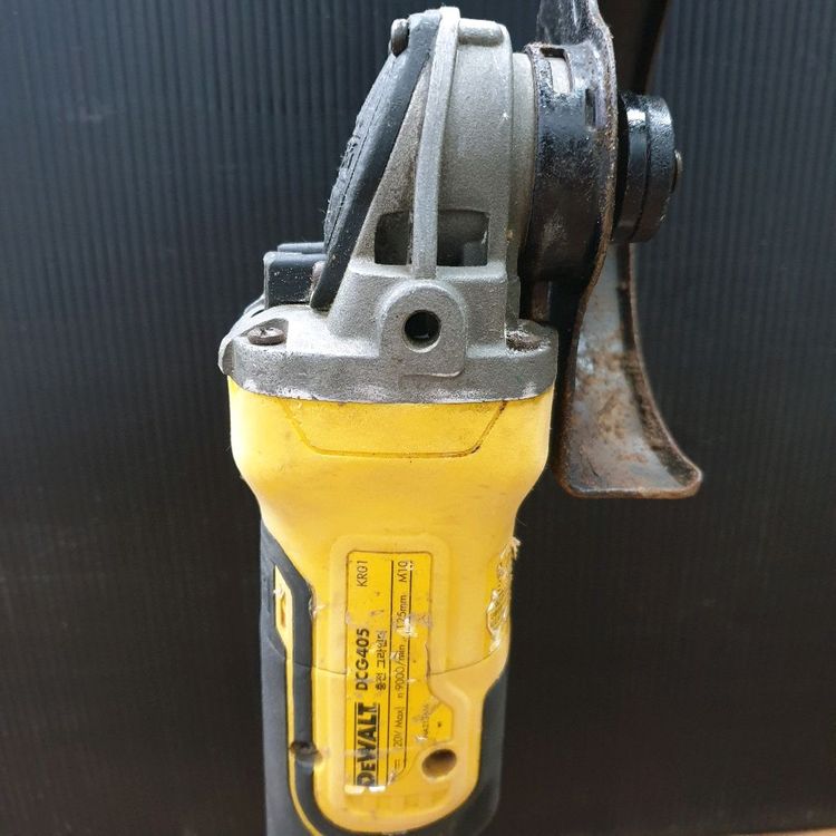 디월트 충전그라인더 DCG405 18V 5인치 배터리 포함 이미지