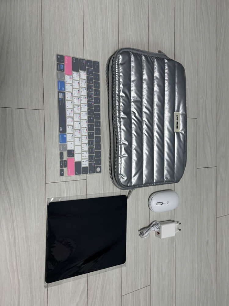 m4 맥북 프로 14인치 실버(문서작업 용도로만 사용함) 팝니다--5