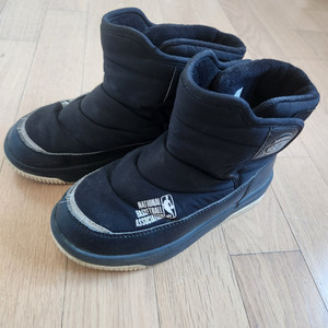 NBA KIDS 팀로고 패딩스니커즈 210사이즈 판매합니다.