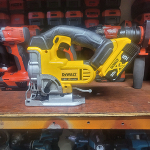 [정품]디월트충전직쏘 DCS331 배터리까지 A급