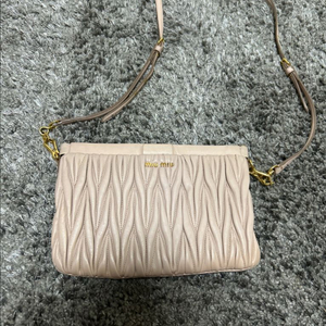 미우미우 마테라쎄 숄더백